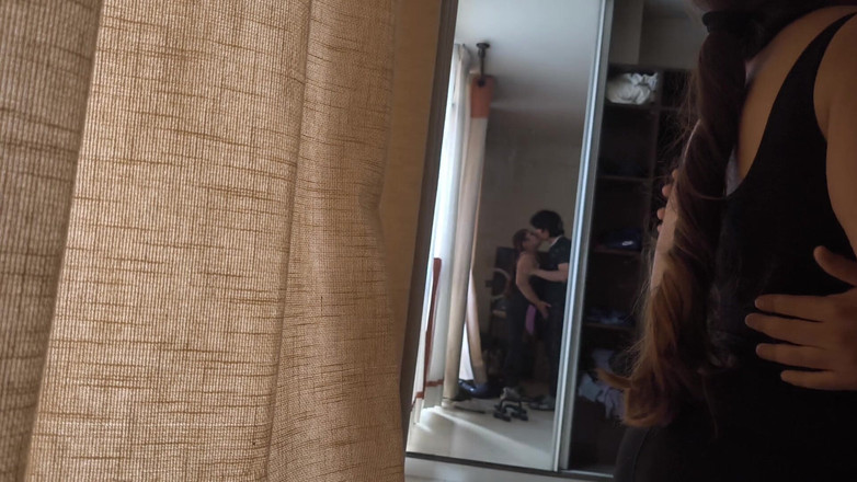 Moo DBOXXX: 私は本当にクレイジーなことをしたいシングルの継母と情熱的にキスをします