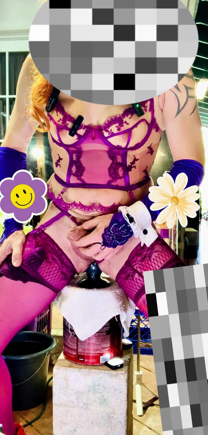 Benito414: Ts latina dengan lingerie seksi berjalan di luar ruangan dengan...