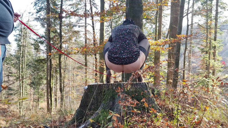 Toilet Mommy: 오줌을 필사적으로, 야외에서 가죽 끈 엉덩이로 오줌을 싸야해