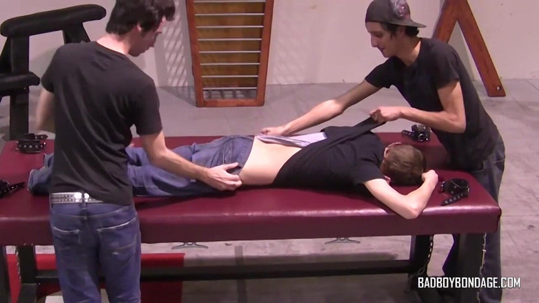 Bad boys bootcamp: Sevimli otostopçu başı belada