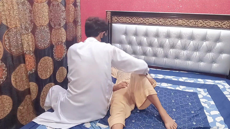 HotQueenPk: Indian Desi bhabhi kam krti thak gai Dever ny lund...