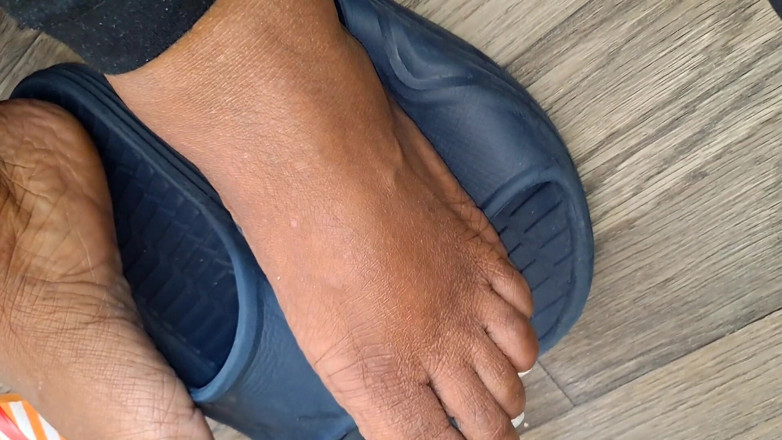 Foot Patrol: Дива-толстушка, ступнями, доминация над подошвами пощады