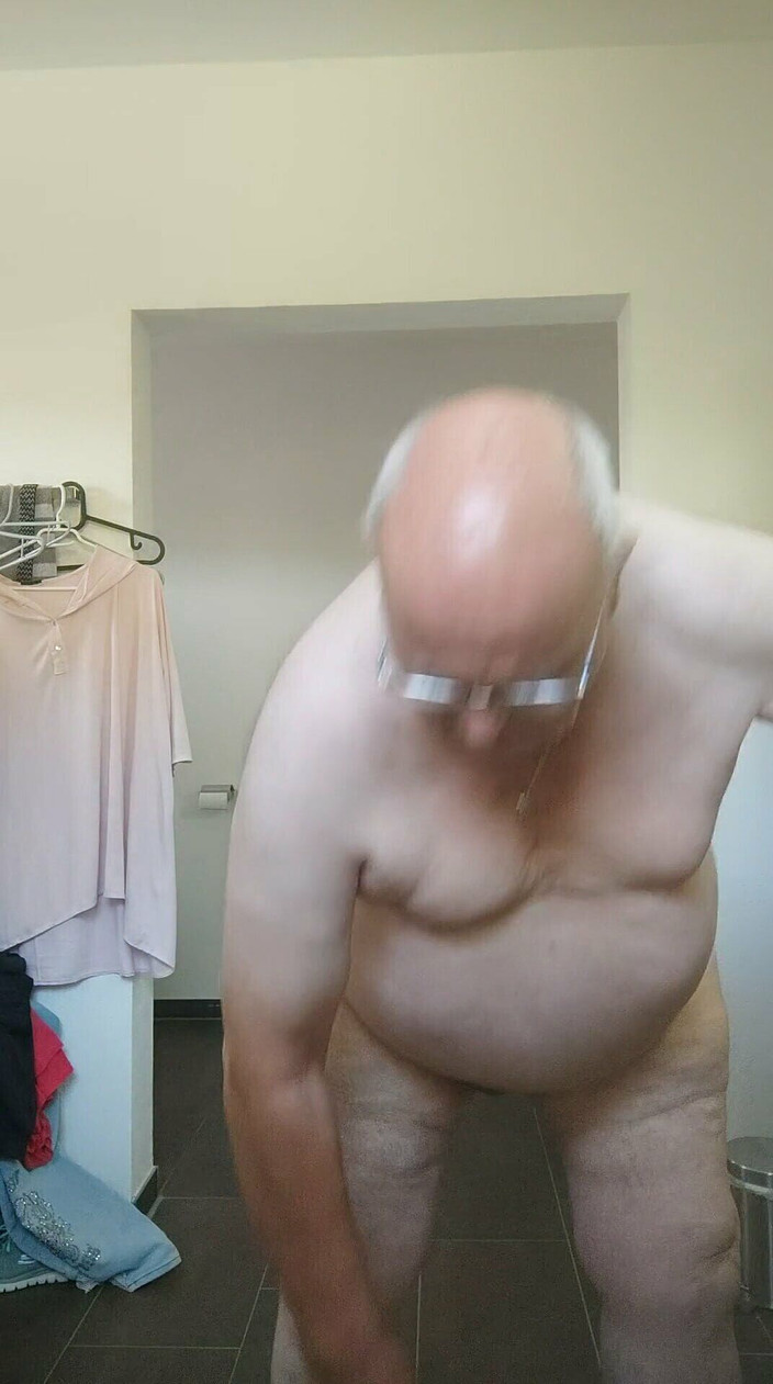 Karlchengeil: Đi tiểu, dọn dẹp, làm tình