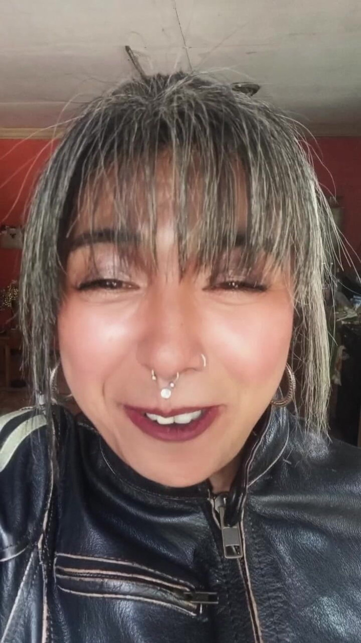 Casia Castro: 천천히 흡입, 가죽 흡연 지침.