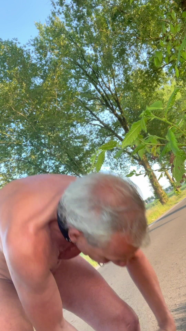 Benb Studio: Buka baju di jalan umum