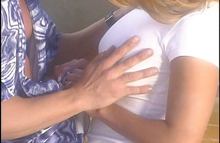 Cryptostudios: Prsatá blonďatá velmi sexy teenagerka je ošukaná v horní části přítelova...