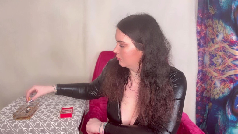 MissFFW: Мисс FFW наслаждается несколькими сигаретами в ее комбинезоне