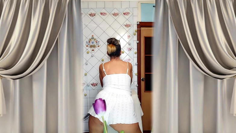 Lukerya: Si matang panas Lukerya Twerks pantatnya dalam seluar pendek putih...