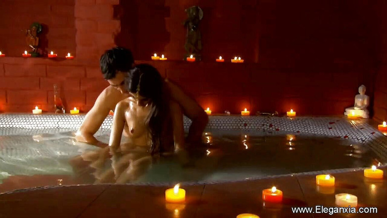 Eleganxia: Smyslná koupelna akce s naolejovanou hnědovlasou kočičkou