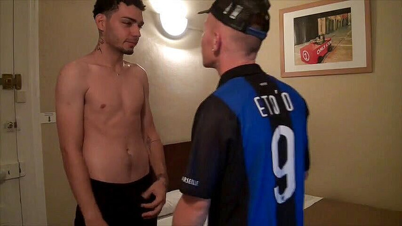 Gaybareback: Hetero latino gezogen door rood haar twink