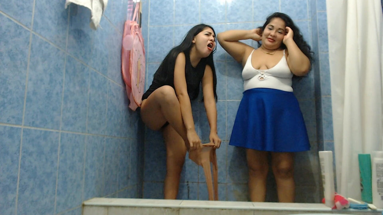 Jsexycouple17: Il miglior video di due sorellastre si pisciando a vicenda...