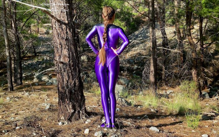 Shiny teens: Ciorapi leohex violet strălucitori și tricou într-o pădure de munte