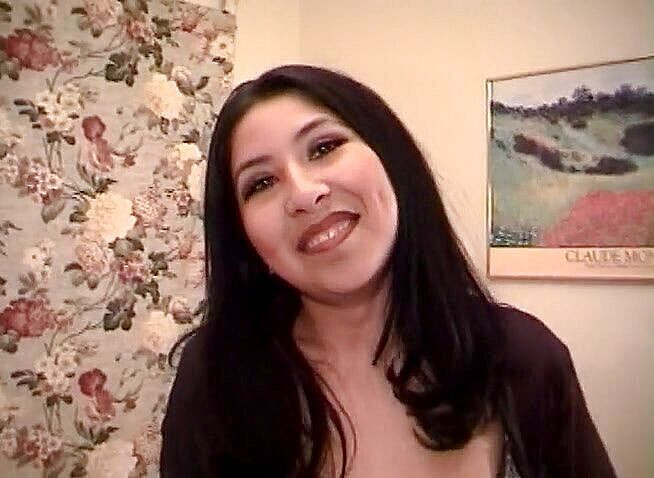 IntAsian: Donna bruna usa il vibratore e dopo il grosso cazzo...