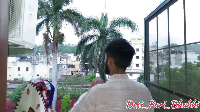 Desi Pari Bhabhi: Desi snacha tlačí na nohy svého tchána a začala mu...