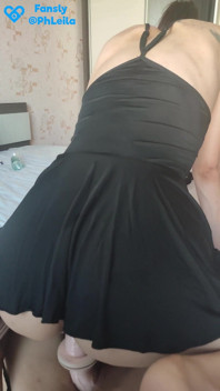 Tôi cưỡi con cu giả trên đầu trang và đạt cực khoái. Cream chảy xuống