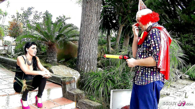 Full porn collection: Clown knullar kåt slampa milf Suhaila i röven på en...