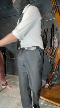 Devote MILF vom Boden gehalten und gepaddelt und mit spielzeug gefickt, während sie da hängt