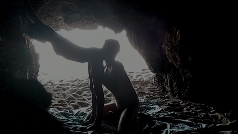 Magia Rosa: Couple recorded at the beach, inside the cave