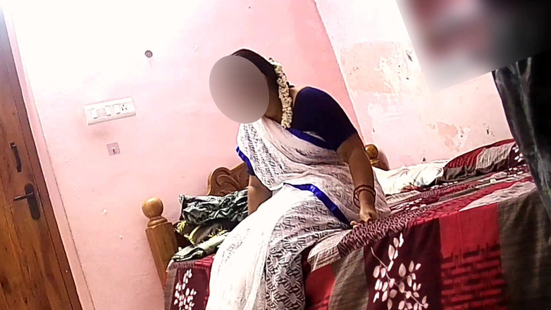 Black & white desicat: Schöne nachbarsfrau sreejaa in sari-bluse fickt gut