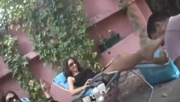 Foot Girls: Arrogante reggiseno grezzo usano il suo schiavo del piede sul...