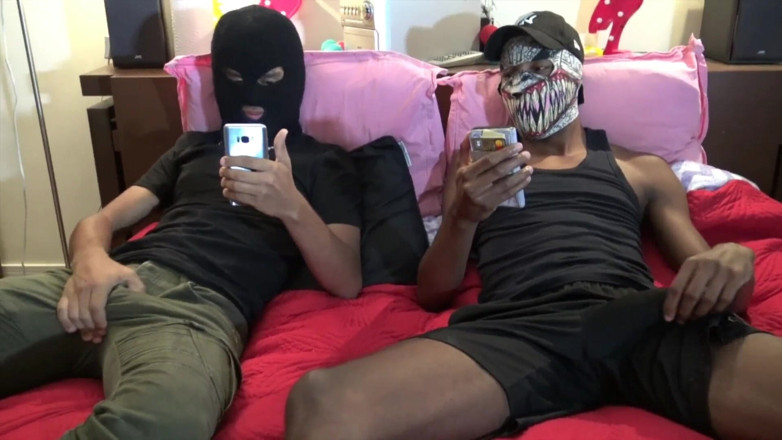 INTERRACIAL BAREBACK SEX: Futută fără prezervativ și umplută cu spermă de un băiat negru...