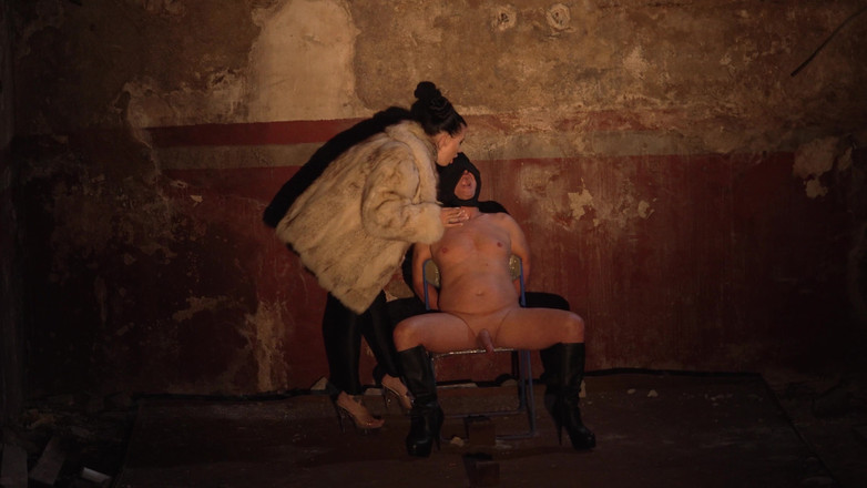 MissAlessaMilano: Na krześle z paleniem i zabawą sutkami