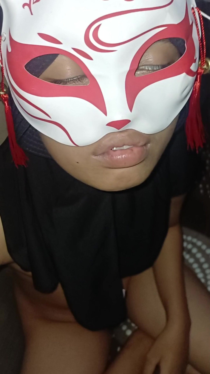 Theresia Nirvana: 18 yaşındaki güzel tesettürlü kız o kadar çok hoşlanıyor ki lezzetli...