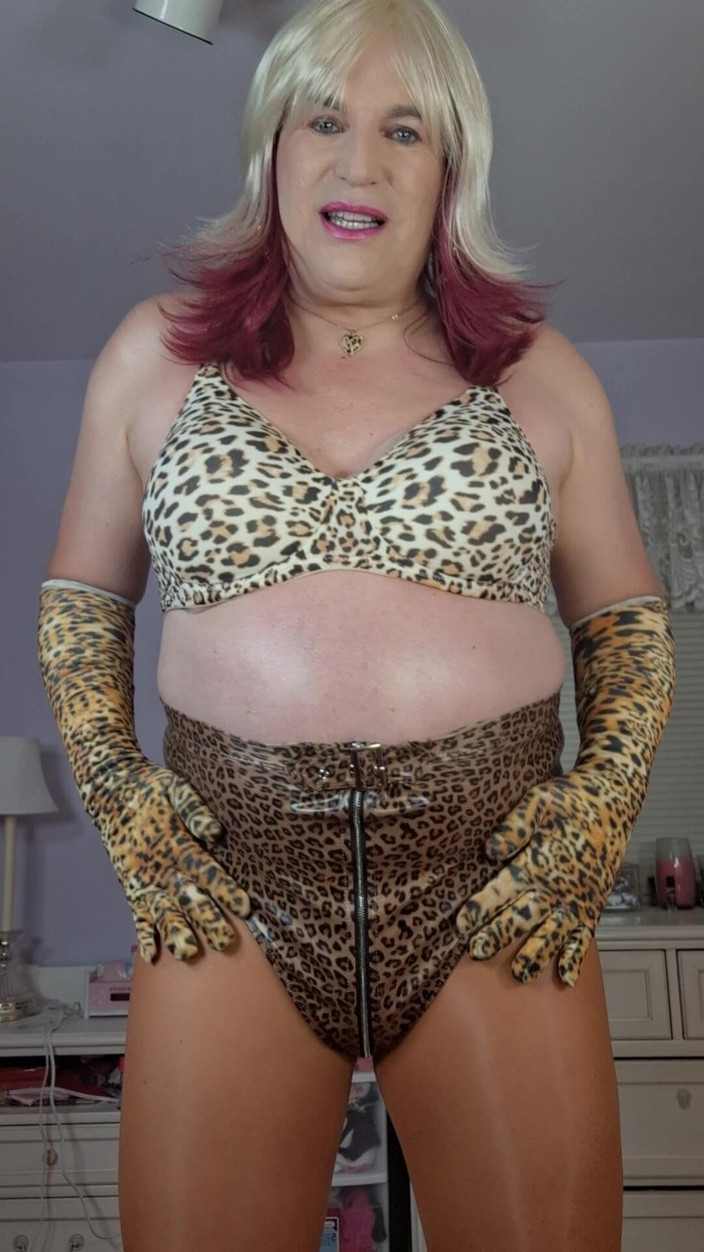 Victoria Lecherri: 完全にクーガーモードに入っています!