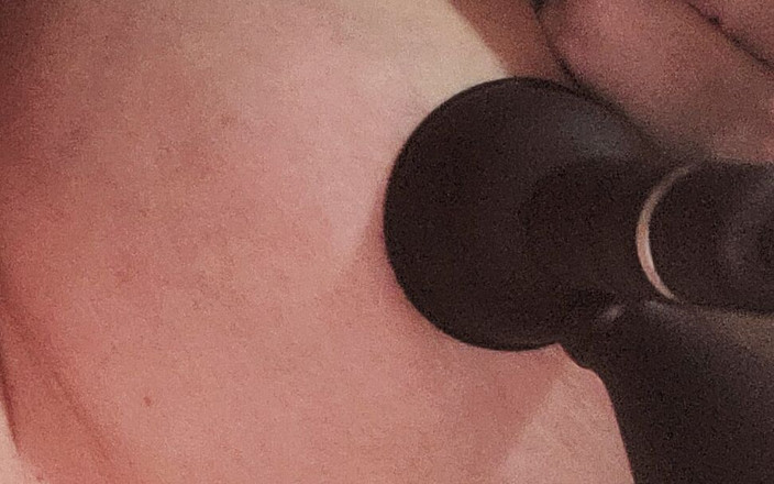 EliteLadyS: Milf americană cu sfârcuri pizdă pompată masturbare cu vibrator