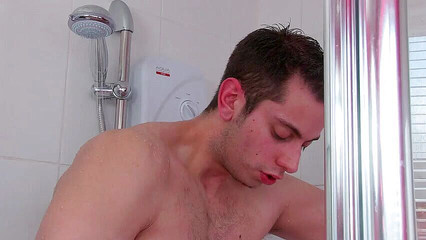 UK Babes: 本当の赤ん坊ふしだらな女が犯されるの下でシャワー