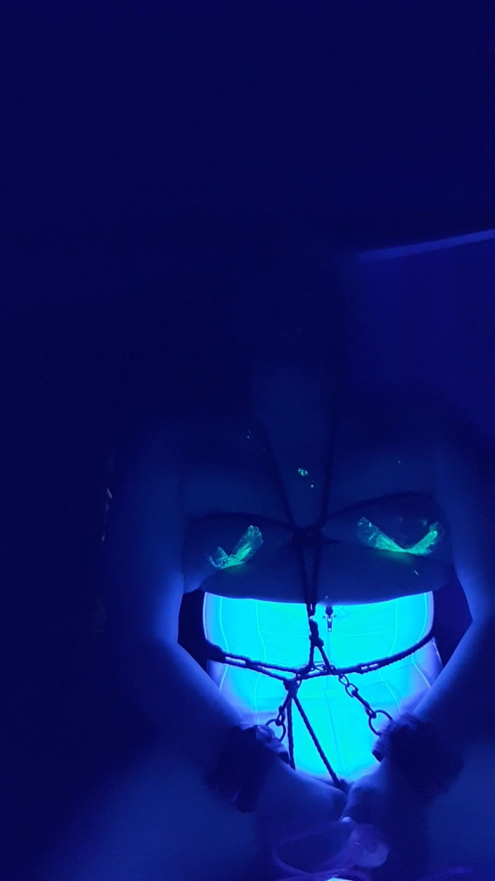 Roxxie rae page: Auto esclavitud de luz negra