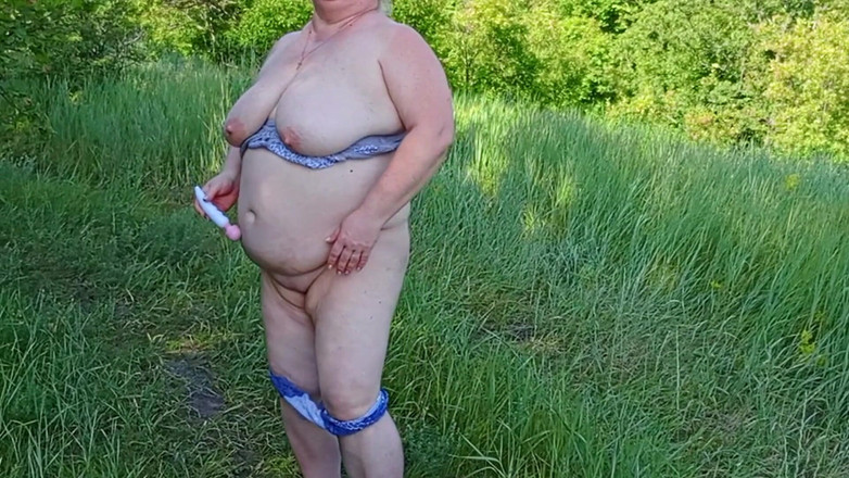 Zona901: La vicina si spoglia al parco e inscena una pissing