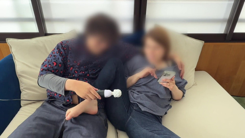 LuuLee0804: Mujer casada atormentada con un vibrador en el sofá