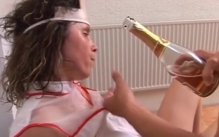 German Homemade: Plusieurs mecs basculent de cette infirmière allemande excitée