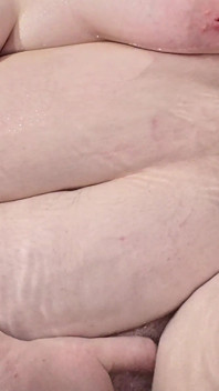 욕조에서 자위하는 발정난 새엄마를 붙잡고 내 자지에 크림을 찍어