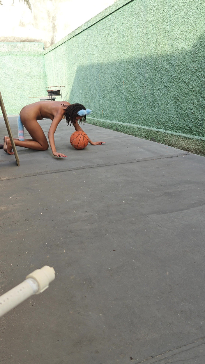 Lily Slav: Uległa gra jak zwierzę na podwórku