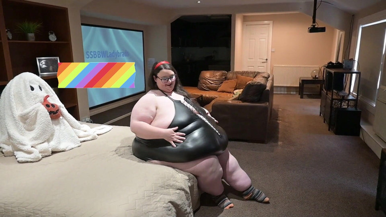 SSBBWLadyBrads: SSbbw 女神 紧身皮衣步行