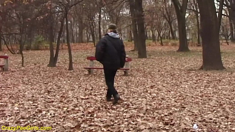 Crazy pee girls: Giovane ragazza fa pipì nel parco