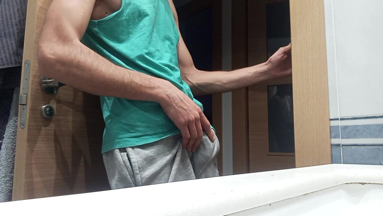 Elvissc: Slanke kerel in een tanktop laat zien hoe hij klaarkomt...