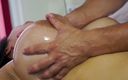 Asiatiques: Aziatische masseuse met grote tieten berijdt blanke pik