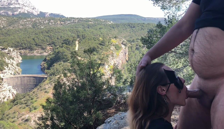 Petit Papillon Noir: Ragazza calda viene gola profonda senza mani e ingoia sperma