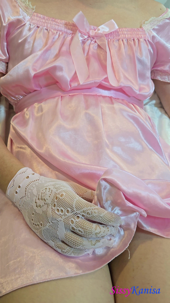 SissyKanisa: Sissy Kanisa Szarpanie się różową satynową sukienką i koronkową rękawiczką