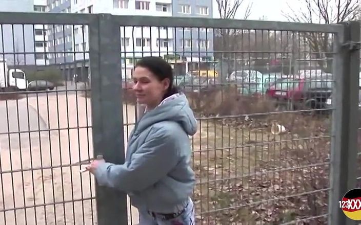 123XXX - 100% Amateurs: Divoký chlápek dává svůj teplý krém sladké německé holce