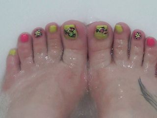 Goddess Misha Goldy: Toes, toe nails and foot fetish!!!