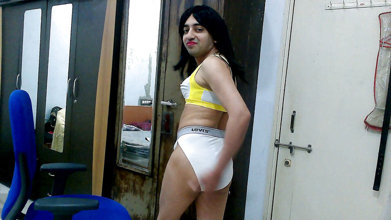 Cute & Nude Crossdresser: 더러운 계집애 크로스드레서 펨보이 달콤한 롤리팝 스포츠 브래지어와 끈 팬티.