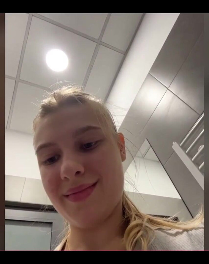 JuiceLussie: 中出しの膣。スカートとフィンガリング