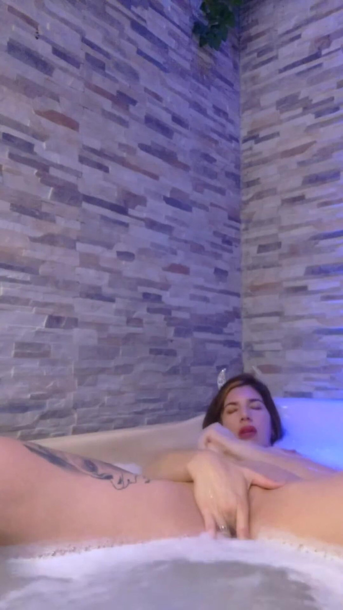 Samaramilf666: Muncrat di jacuzzi