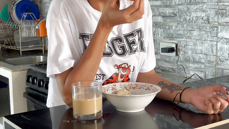 Sweetvalerie21: मैं अपने नाश्ते के बाद हस्तमैथुन करती हूं।