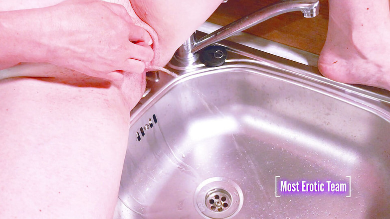 Most Erotic Girl: Letní tábor chcaní v kuchyňském dřezu