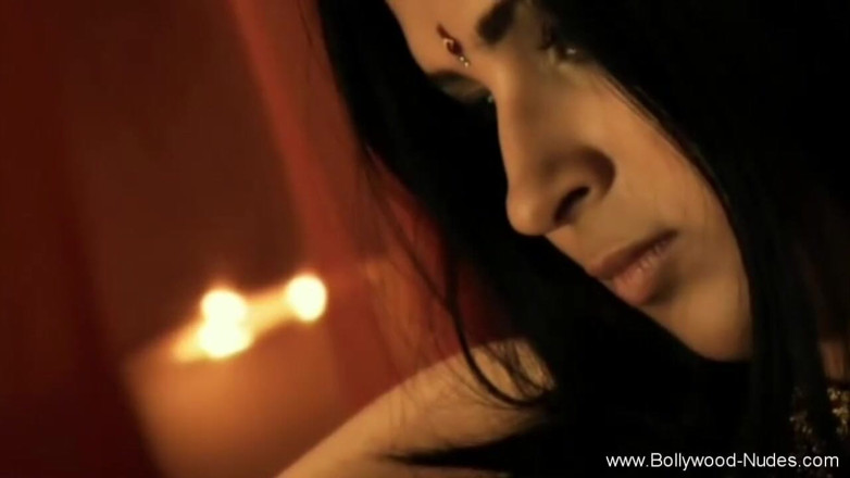 Bollywood Nudes: She learns how to seduce men this way